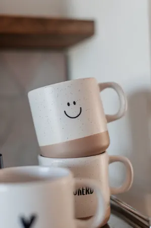 Sfeerbeeld-keramische mok met zwarte smiley, 360ml