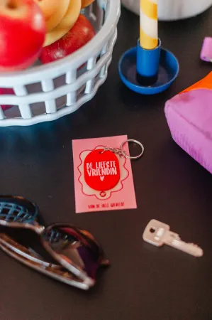 Sfeerfoto sleutelhanger de liefste vriendin – Van de hele wereld - Ovaal – PVC sleutelhanger met tekst