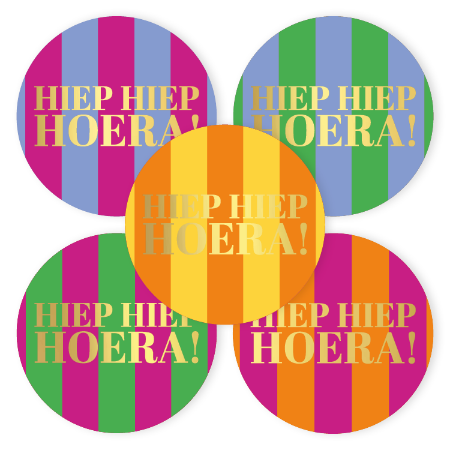 Sticker ‘Hiep hiep hoera’ met strepen – 5 varianten – D50mm