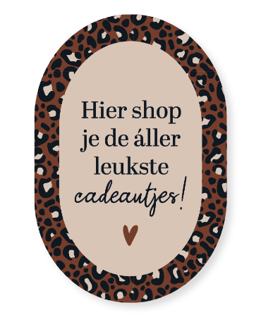 Raamsticker 40x60cm ovale vorm met mokka kleuren en panterprint rand, tekst "Hier shop je de allerleukste cadeautjes!" voor winkeldecoratie