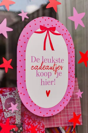 Wervende raamsticker met boodschap voor cadeauverkoop.