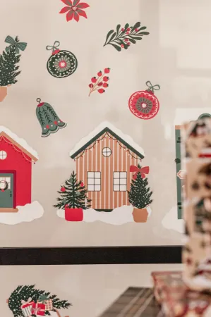 Sfeerbeeld raamsticker met kersthuisjes, auto's, Ornaments en boompjes voor winterse sfeer