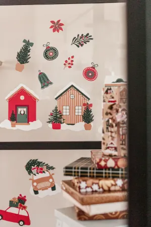 Sfeerbeeld raamsticker met kersthuisjes, auto's, Ornaments en boompjes voor winterse sfeer