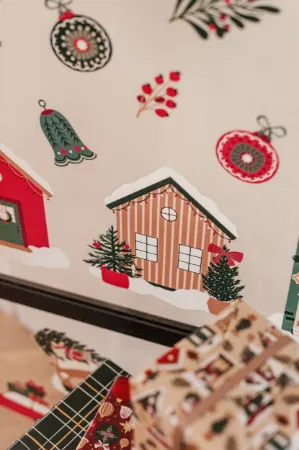 Sfeerbeeld Raamsticker met kersthuisjes, auto's, Ornaments en boompjes voor winterse sfeer