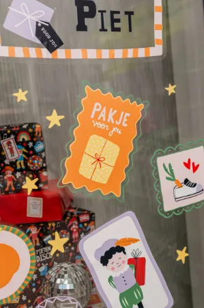 Raamsticker met vrolijke Sinterklaas- en Piet-illustraties.