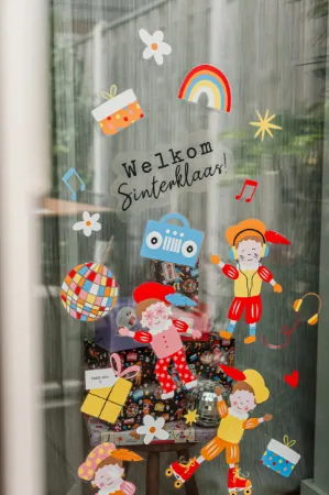 Raamsticker met kleurrijke pietendisco-illustraties voor Sinterklaasfeest.