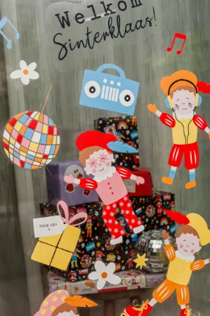 Raamsticker met kleurrijke pietendisco-illustraties voor Sinterklaasfeest.
