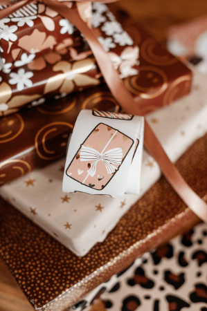 Stickers in de vorm van cadeautjes – goud en wit – 4 varianten – 44x56mm - Cadeaustickers