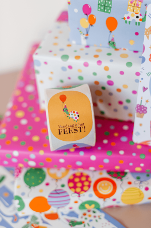 Cadeausticker verjaardag met tekst en illustratie – 4 varianten – 43x59mm