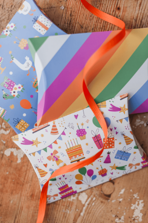 Vrolijke gondeldoosje met party illustraties – feestverpakking