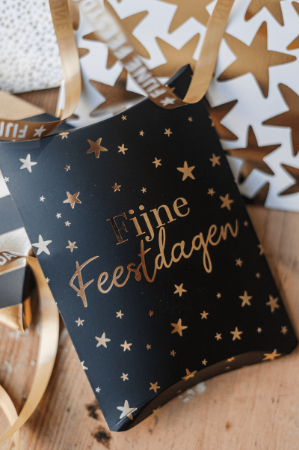 Staand Gondeldoosje met tekst “Fijne feestdagen” en gouden sterren – Cadeaudoosje