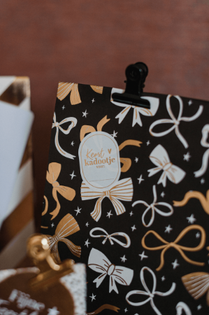 Sticker Kerst kado! wit/goud – 43x59mm – Cadeaustickers