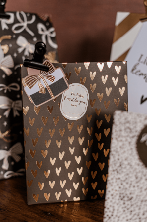 Donkergrijs Cadeauzakje met gouden hartjes – Gift bag