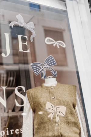 Luxe raamsticker met zwarte en gouden strikken voor feestelijke decoratie.