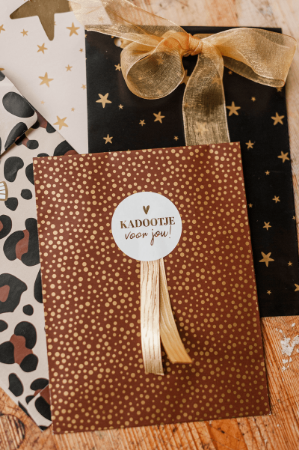 luxe mokka cadeauzakje met gouden stipjes - 12x19cm
