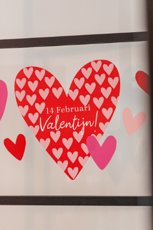 Valentijn raamsticker - Rood hartje gevuld met roze hartjes en '14 februari valentijn'