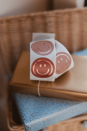 Smiley stickers - Ronde mokka stickers met gouden smiley