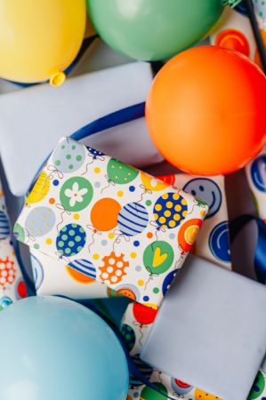 Afbeeldingen van KP® Cadeaupapier 70cm 100m - Birthday balloons