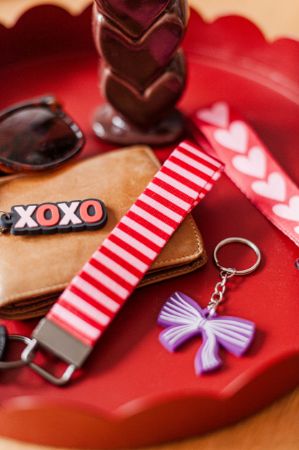 Rood stoffen polssleutelhanger met roze hartjes - Lief cadeautje