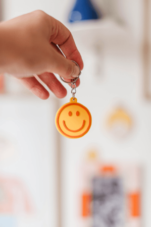 Trendy gele smiley sleutelhanger - in 3D en van stevig PVC