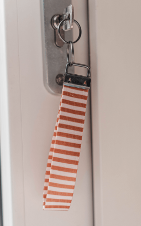 Stijlvolle polssleutelhanger van stof - Met mokka stripes