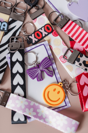 Stoffen polssleutelhanger zwart met witte hartjes - praktisch & stevig